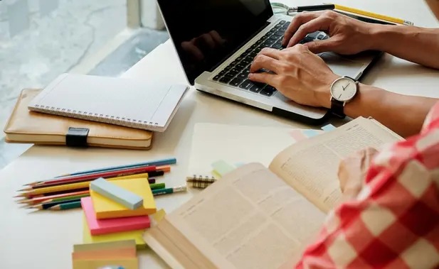 La SEP revela que 8 de cada 10 universitarios en México utilizan IA para elaborar textos y tareas / FREEPIK
