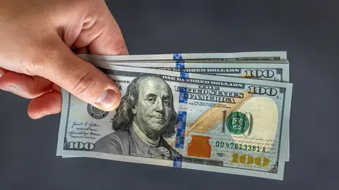 Es buen momento para comprar dólares o cambiar, según tus intereses / FREEPIK