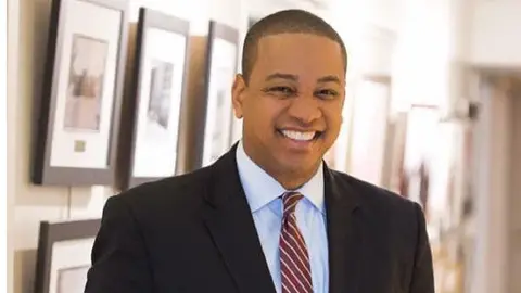 Justin Fairfax enfrentó acusaciones por violencia y agresión sexual contra dos mujeres / FB: @justin.fairfax.2025