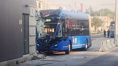 El Trolebús se impactó con un poste en la entrada de la estación La Covadonga / Redes Sociales