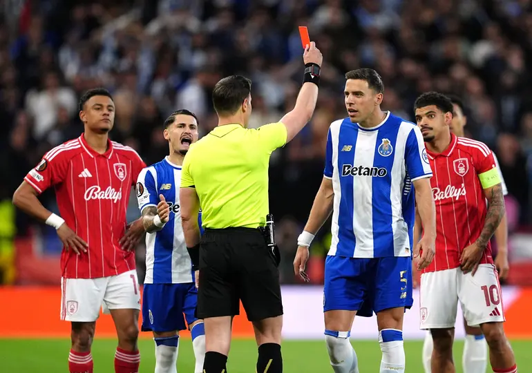 Expulsión de Jan Bednarek del Porto | AP