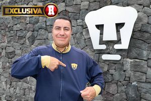 Efraín Juárez, DT de Pumas, posa en ecxlusiva para RÉCORD en Cantera i RÉCORD l GINA SÁNCHEZ