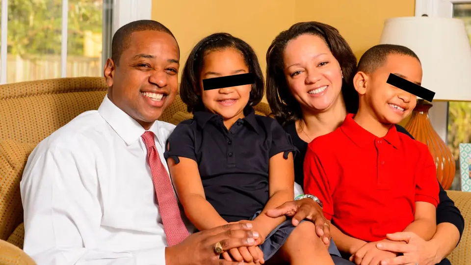 Uno de los hijos de la pareja fue quien llamó al 911 y así fue como las autoridades llegaron a la casa del político / FB: @justin.fairfax.2025