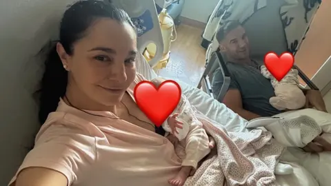 La actriz no ha querido mostrar el rostros de sus niñas, aunque ganas no les falta, relata / IG: @marthahigareda