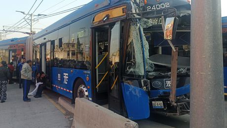 VIDEOS: Choca Trolebús en Chalco contra un poste y deja 20 heridos