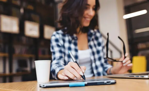 Los estudiantes también ha usado la IA para apoyo emocional y otras cosas / FREEPIK