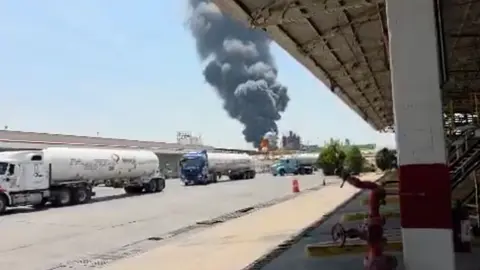 Una columna de humo negro alertó a habitantes tras un incidente en la refinería de Tula. / RS