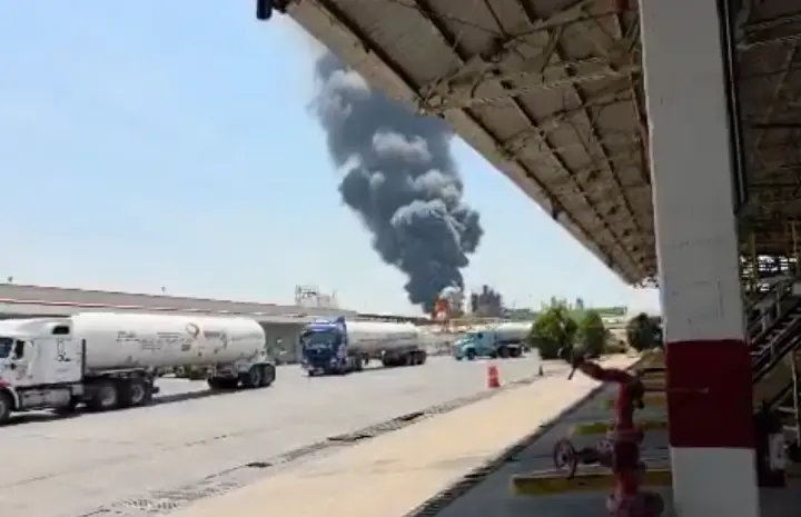 Una columna de humo negro alertó a habitantes tras un incidente en la refinería de Tula. / RS