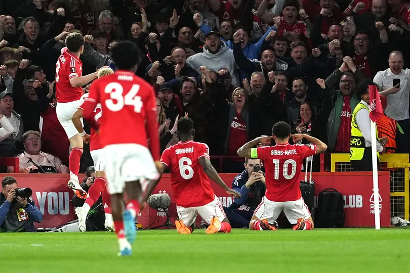 Equipo del Nottingham Forest celebrando gol ante el Porto en Europa League | AP