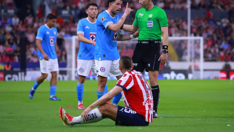 Roberto Alvarado en el Chivas vs Cruz Azul l IMAGO7