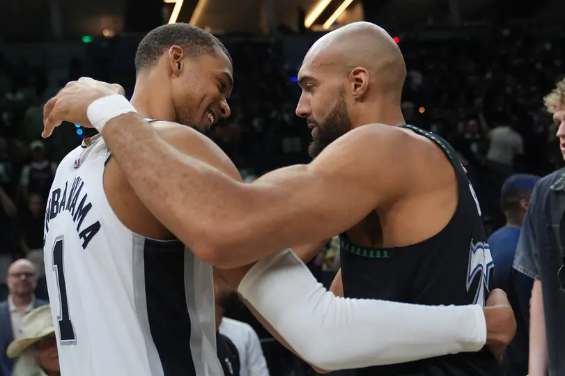 Victor Wembanyama y Rudy Gobert | AP