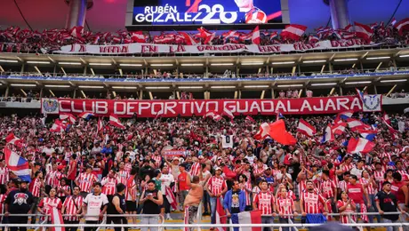 La afición de Chivas convierte el Estadio Jalisco en una fiesta previo al duelo ante Cruz Azul