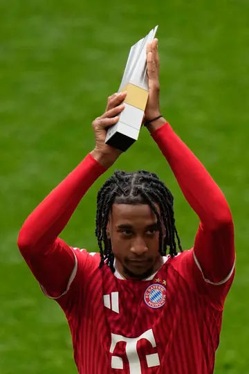 Michael Olise recibiendo el premio a jugador del año en la Bundesliga | AP
