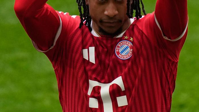 Michael Olise recibiendo el premio a jugador del año en la Bundesliga | AP