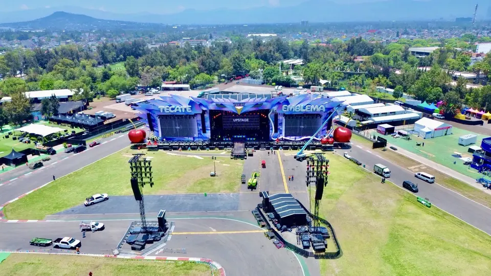 El escenario listo en la Curva 4 del Autódromo Hermanos Rodríguez l X:TecateEmblema
