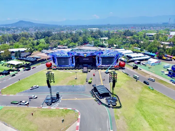El escenario listo en la Curva 4 del Autódromo Hermanos Rodríguez l X:TecateEmblema