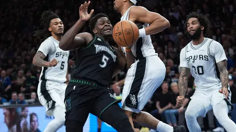 Spurs vs Wolves | AP