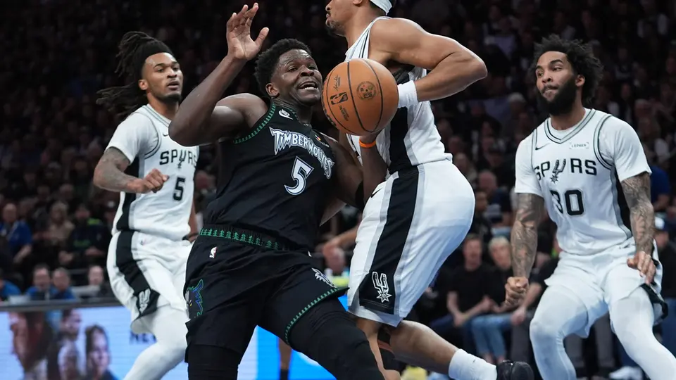 Spurs vs Wolves | AP
