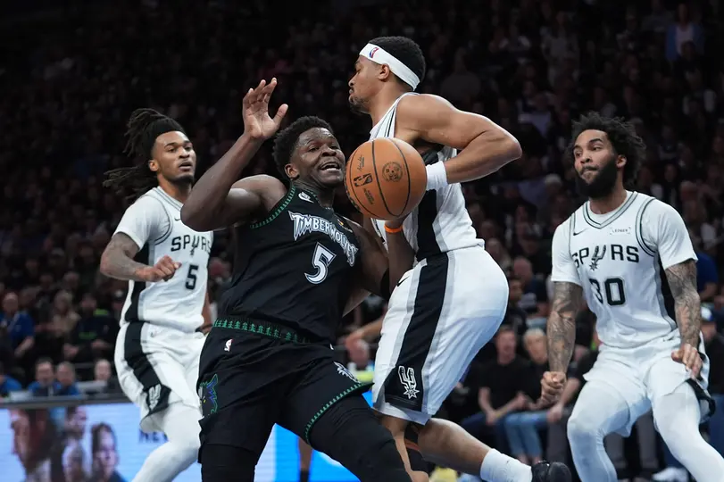 Spurs vs Wolves | AP