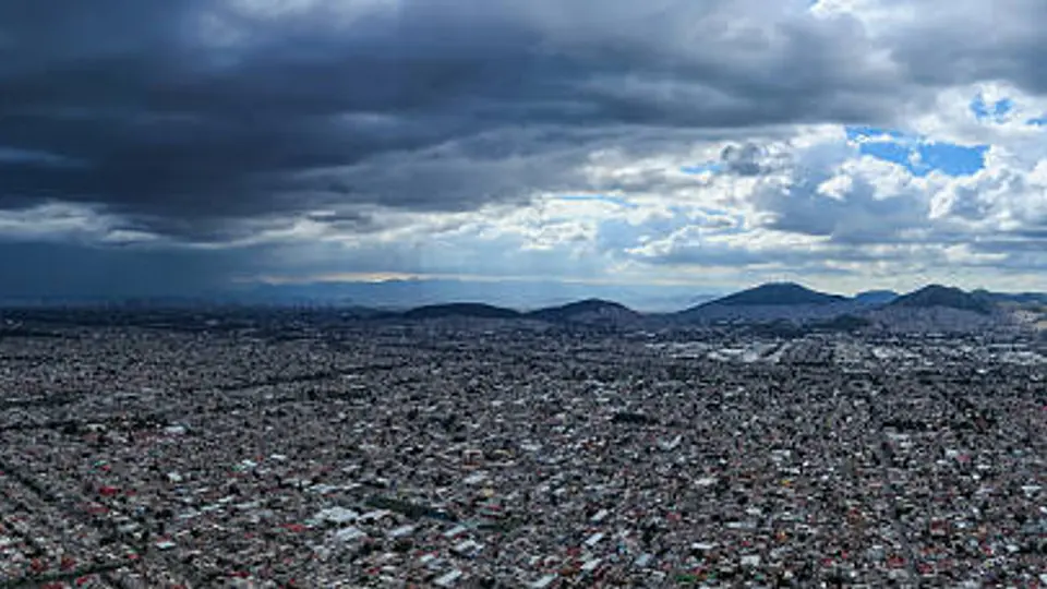 Protección Civil pidió a la población mantenerse atenta a los avisos oficiales ante el pronóstico de lluvias intensas. / iStock
