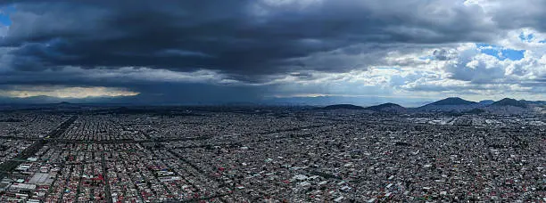 Protección Civil pidió a la población mantenerse atenta a los avisos oficiales ante el pronóstico de lluvias intensas. / iStock