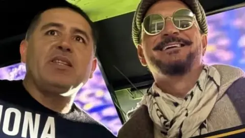 Ricardo Arjona con Juan Román Riquelme en La Bombonera | Boca Juniors