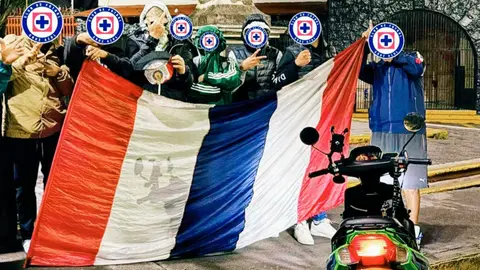 Bandera de Chivas que robaron aficionados de Cruz Azul l ESPECIAL