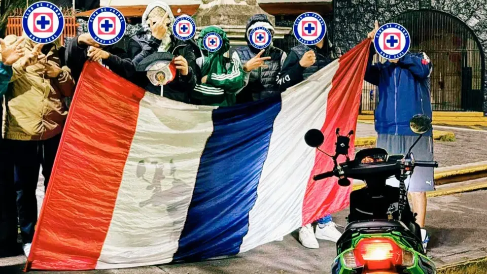 Bandera de Chivas que robaron aficionados de Cruz Azul l ESPECIAL