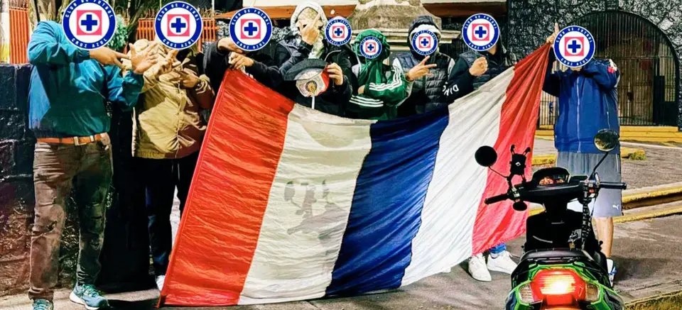 Bandera de Chivas que robaron aficionados de Cruz Azul l ESPECIAL