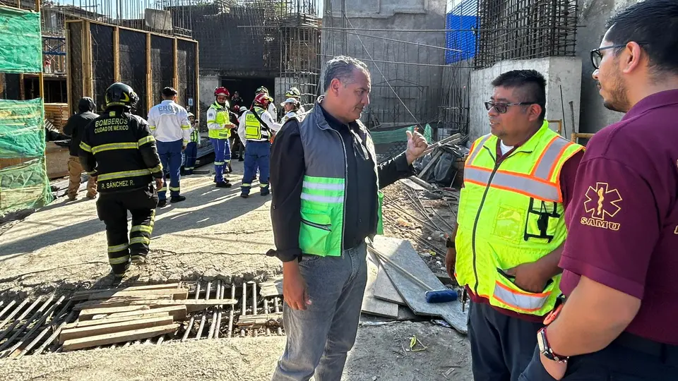 Colapsa grúa en obra frente a Parque Delta; hay varios lesionados en CDMX