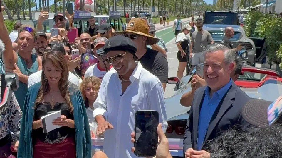 Ronaldinho con el alcalde de Miami, Steven Meiner | X: @StevenMeiner
