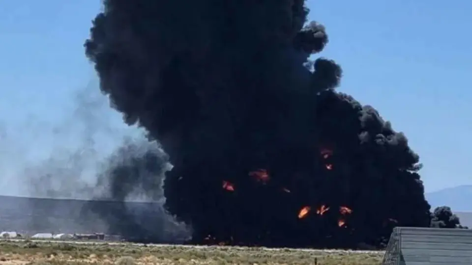 Bombardero B-52 de Estados Unidos se estrella en California durante pruebas en histórica base militar