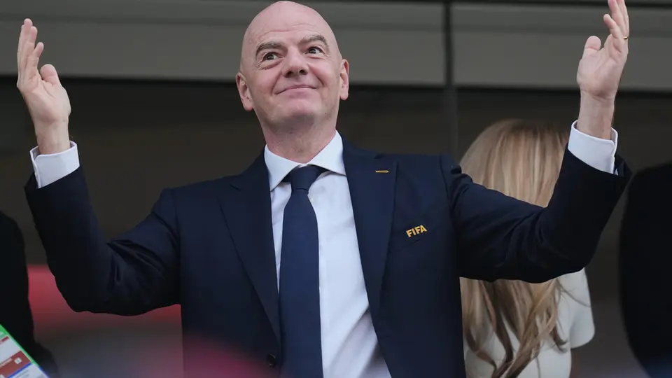 Infantino aparece en el vestuario de la Selección de Irán para darles un mensaje