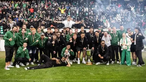 El plantel del Győri ETO celebrando el título de Liga con su afición en el ETO Park | INSTAGRAM: @etofc_official