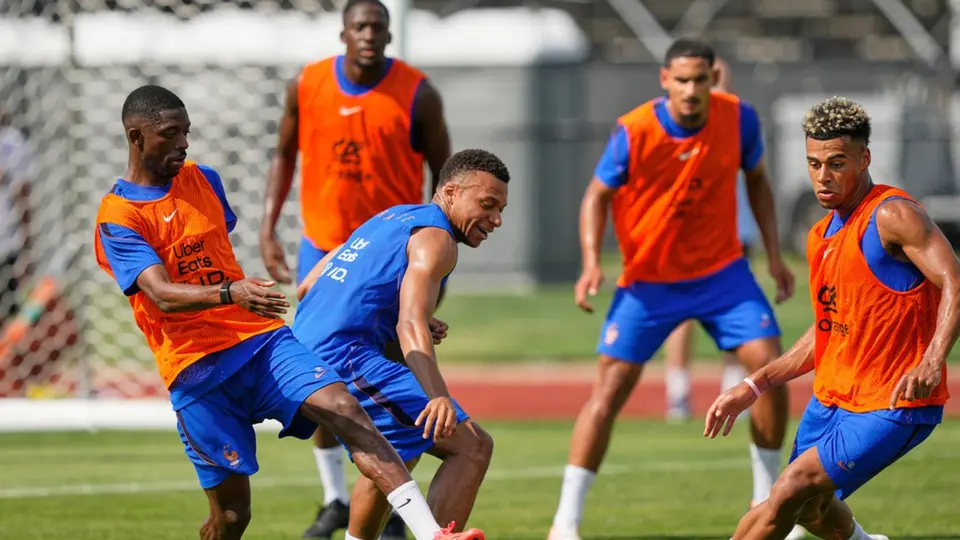 Entrenamiento de la selección de Francia previo a su debut mundialista | AP