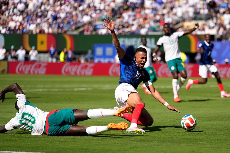 Mbappé en la jugada polémica l AP
