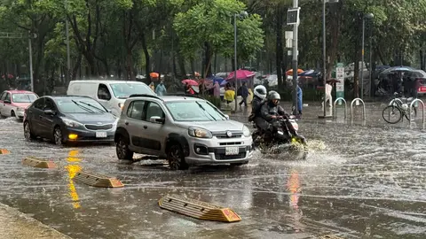 Protección Civil recomendó evitar transitar por calles inundadas y conducir con extrema precaución./ Georgina Sánchez