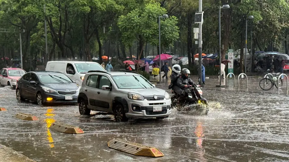 Protección Civil recomendó evitar transitar por calles inundadas y conducir con extrema precaución./ Georgina Sánchez
