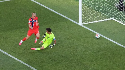 Erling Haaland anotando su segundo gol ante Irak | AP