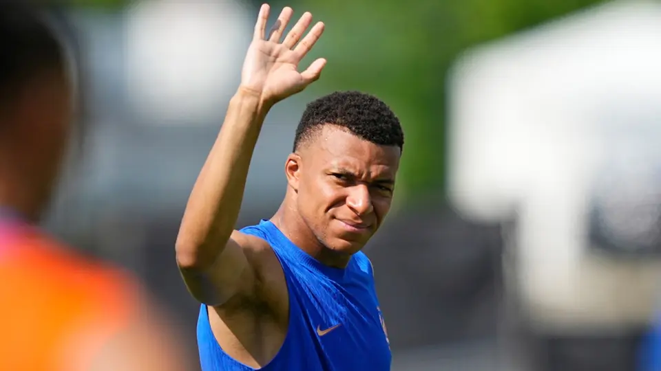 Mbappé en entrenamiento con Francia | AP