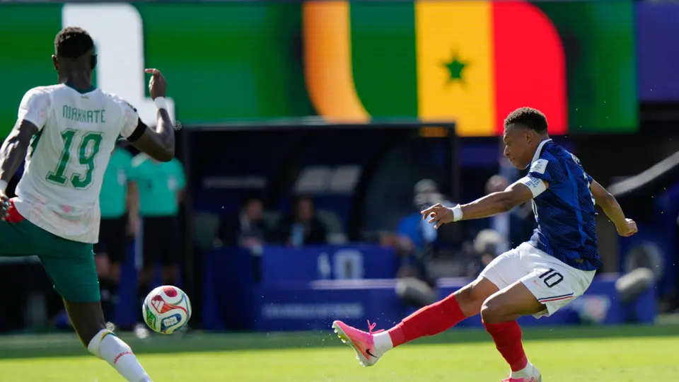 Kylian Mbappé tirando a la portería de Senegal | AP