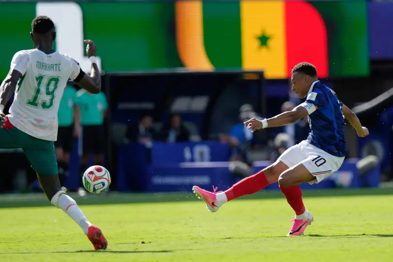 Kylian Mbappé tirando a la portería de Senegal | AP