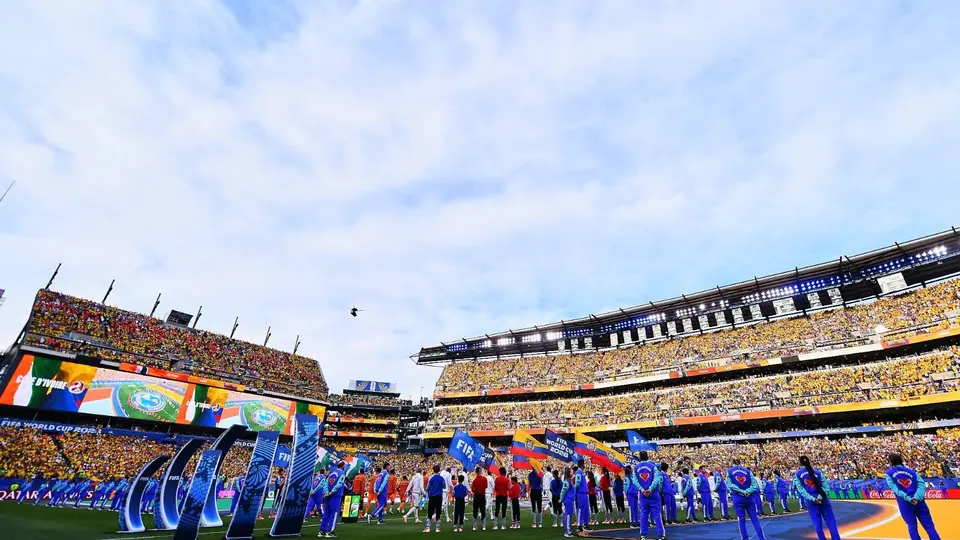 Protocolo de inicio de partido entre Ecuador y Costa de Marfil con la banderas en el césped | MEXSPORT
