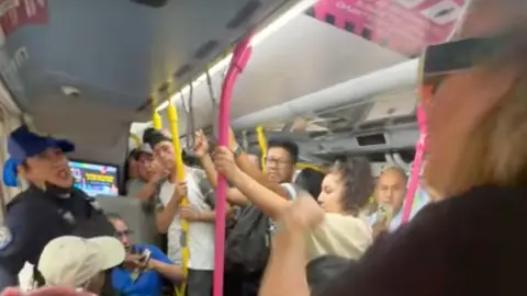 El video muestra el momento en que la pasajera increpa al usuario en silla de ruedas ante la mirada de otros pasajeros. / TikTok: @rebfrutis
