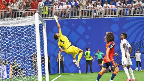 Vozinha realiza atajada ante España | MEXSPORT