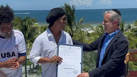 Ronaldinho paraliza Miami Beach: Alcalde le entrega distinción especial en el Mundial 2026