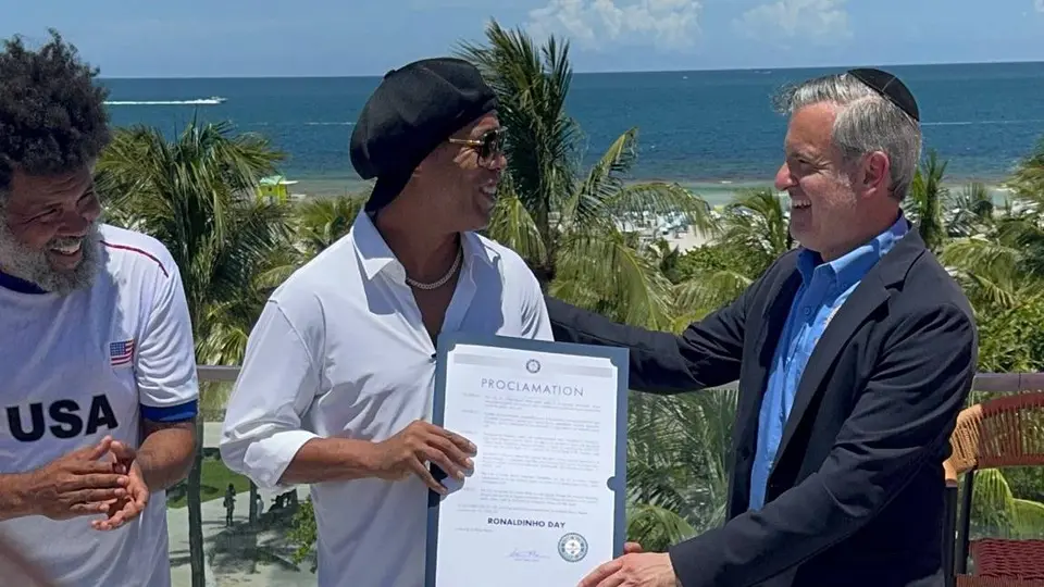 Ronaldinho con el alcalde de Miami, Steven Meiner | X: @StevenMeiner