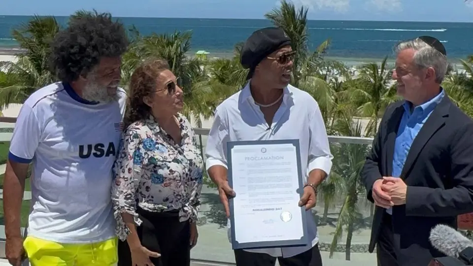 Ronaldinho con el alcalde de Miami, Steven Meiner | X: @StevenMeiner