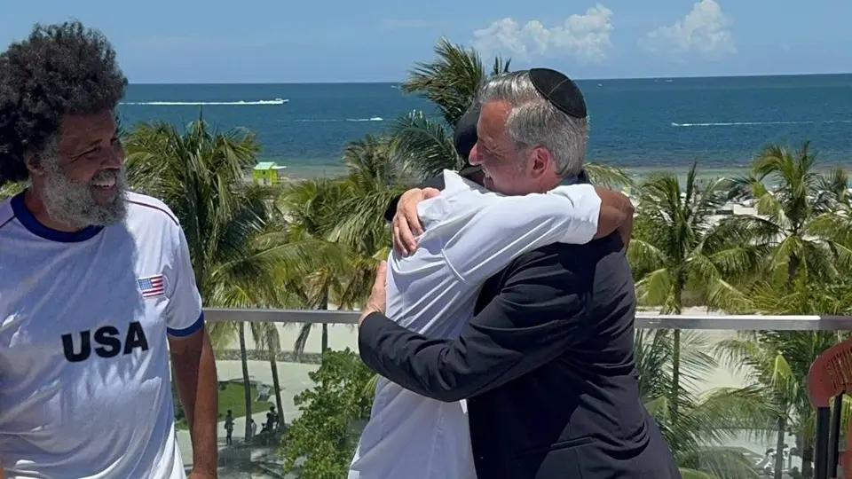 Ronaldinho con el alcalde de Miami, Steven Meiner | X: @StevenMeiner