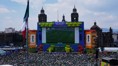 Saquean puesto de bebidas en el Fan Fest del Mundial en el Zócalo